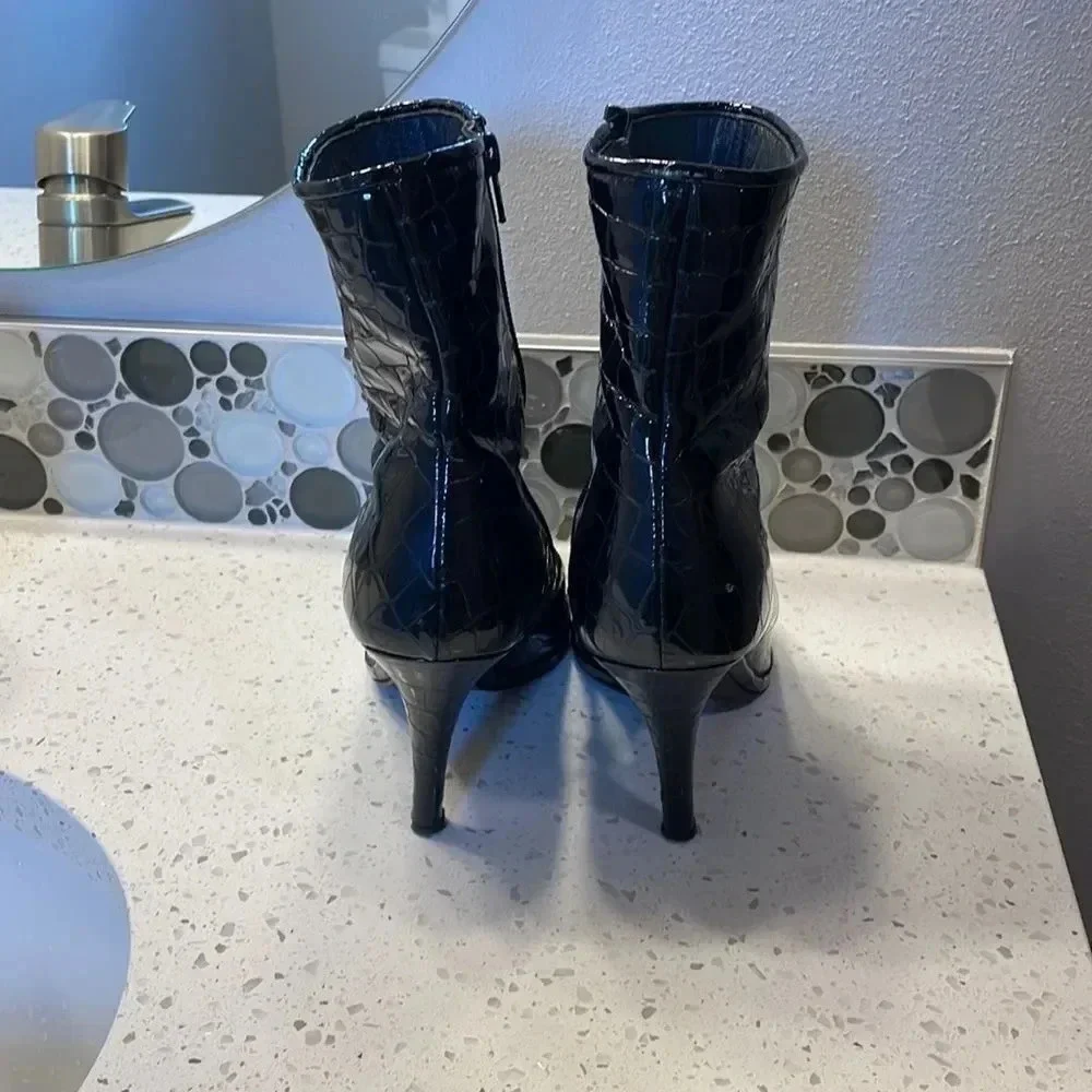 St John woman’s patent leather boots - Picture 6 of 15